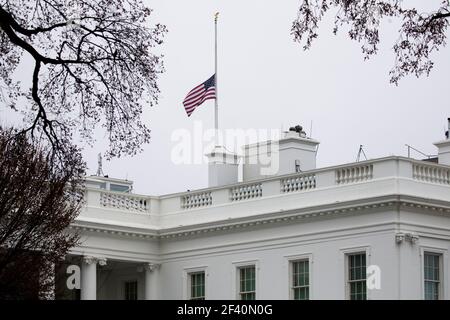 La bandiera nazionale degli Stati Uniti vola a metà del personale sulla Casa Bianca a Washington, DC, USA. 18 Marzo 2021. Il presidente AMERICANO Joe Biden ordinò che le bandiere nazionali volarono a metà del personale per onorare le vittime degli sparatorie nella zona di Atlanta che uccisero otto persone. Credit: Sipa USA/Alamy Live News Foto Stock