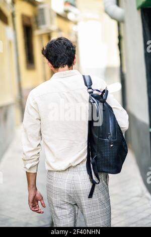 Visita turistica di un giovane uomo godendo le strade di Granada, Spagna. Uomo viaggiatore che porta zaino in background urbano.. Visita turistica di un giovane uomo godendo le strade di Granada Foto Stock