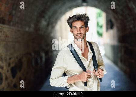 Visita turistica di un giovane uomo godendo le strade di Granada, Spagna. Uomo viaggiatore che porta zaino in background urbano.. Visita turistica di un giovane uomo godendo le strade di Granada Foto Stock