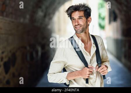 Visita turistica di un giovane uomo godendo le strade di Granada, Spagna. Uomo viaggiatore che porta zaino in background urbano.. Visita turistica di un giovane uomo godendo le strade di Granada Foto Stock