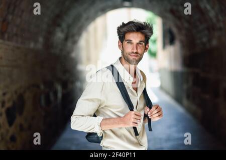 Visita turistica di un giovane uomo godendo le strade di Granada, Spagna. Uomo viaggiatore che porta zaino in background urbano.. Visita turistica di un giovane uomo godendo le strade di Granada Foto Stock