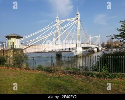 Vista del ponte Albert dal parco Battersea di Londra, Inghilterra, Regno Unito. Vista sul ponte Albert, Londra, Inghilterra. Foto Stock