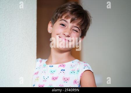 Divertente bambina, di otto anni, con un occhio a casa. Divertente bambina, di otto anni, che si inocchiava un occhio. Foto Stock