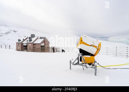 Spagna, Andalusia, Granada. Cannone da neve in funzione presso la stazione sciistica della Sierra Nevada. Concetti di viaggi e sport.. Cannone da neve in funzione in Sierra Nevada Foto Stock