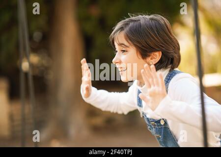 Ragazza di otto anni che si diverte in un parco urbano a Granada. Ragazza di otto anni che si diverte in un parco urbano Foto Stock