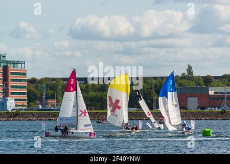 Segelregatta auf der Kieler Förde bei herrlichem Segelwetter zur Kieler Woche Foto Stock