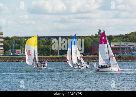 Segelregatta auf der Kieler Förde bei herrlichem Segelwetter zur Kieler Woche Foto Stock