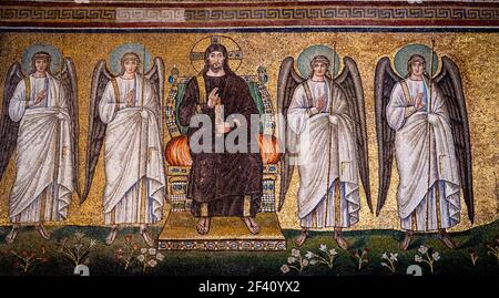 Mosaico del Cristus intronizzato con quattro angeli d'avanguardia, Basilica di Sant'Apollinare nuovo. Ravenna, Emilia romagna, Italia, Europa. Foto Stock