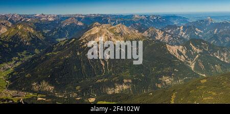 Panorama delle montagne di Wetterstein da Zugspitze, Germania Foto Stock