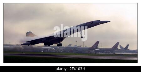 Concord decollare per un volo di prova completo verso New York prima di iniziare voli regolari programmati il mese prossimo.pic David Sandison 22/10/2001 Foto Stock