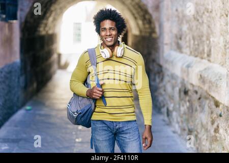 Cubano uomo nero con i capelli afro giro turistico a Granada, Andalusia, Spagna.. Uomo nero con capelli afro giro turistico a Granada Foto Stock