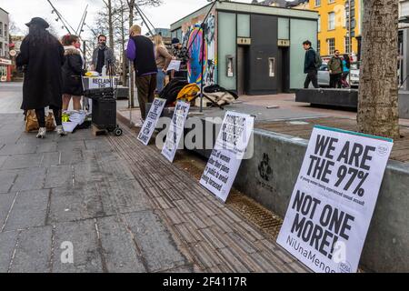 Cork, Irlanda. 18 Marzo 2021. Circa 150 donne e uomini hanno partecipato a una protesta "Rreclamare le strade" organizzata dal gruppo femminista socialista, ROSA. La protesta è stata organizzata dopo che Sarah Everard è stato rapito e assassinato a Londra da un ufficiale della polizia metropolitana di servizio. Credit: AG News/Alamy Live News Foto Stock