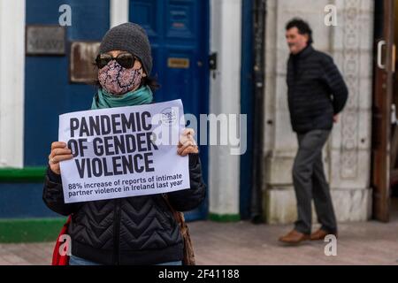 Cork, Irlanda. 18 Marzo 2021. Circa 150 donne e uomini hanno partecipato a una protesta "Rreclamare le strade" organizzata dal gruppo femminista socialista, ROSA. La protesta è stata organizzata dopo che Sarah Everard è stato rapito e assassinato a Londra da un ufficiale della polizia metropolitana di servizio. Credit: AG News/Alamy Live News Foto Stock