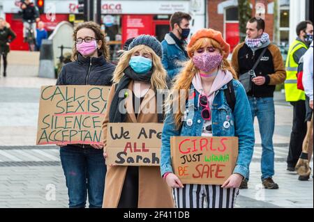 Cork, Irlanda. 18 Marzo 2021. Circa 150 donne e uomini hanno partecipato a una protesta "Rreclamare le strade" organizzata dal gruppo femminista socialista, ROSA. La protesta è stata organizzata dopo che Sarah Everard è stato rapito e assassinato a Londra da un ufficiale della polizia metropolitana di servizio. Credit: AG News/Alamy Live News Foto Stock