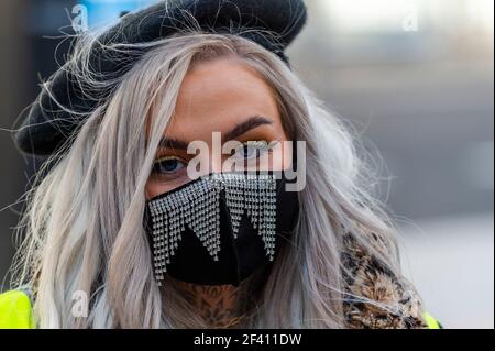 Cork, Irlanda. 18 Marzo 2021. Circa 150 donne e uomini hanno partecipato a una protesta "Rreclamare le strade" organizzata dal gruppo femminista socialista, ROSA. La protesta è stata organizzata dopo che Sarah Everard è stato rapito e assassinato a Londra da un ufficiale della polizia metropolitana di servizio. Credit: AG News/Alamy Live News Foto Stock