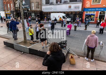 Cork, Irlanda. 18 Marzo 2021. Circa 150 donne e uomini hanno partecipato a una protesta "Rreclamare le strade" organizzata dal gruppo femminista socialista, ROSA. La protesta è stata organizzata dopo che Sarah Everard è stato rapito e assassinato a Londra da un ufficiale della polizia metropolitana di servizio. Credit: AG News/Alamy Live News Foto Stock