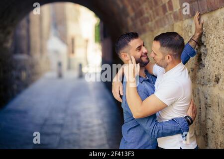 Coppia gay che si agguantano in un momento romantico. Concetto di relazione omosessuale.. Coppia gay che si agguantano in un momento romantico all'aperto Foto Stock