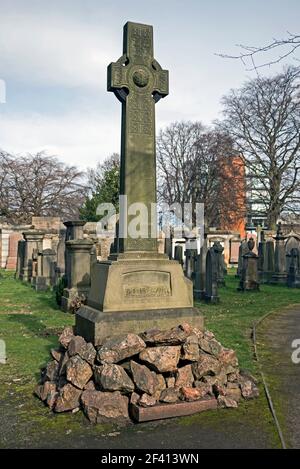 Il memoriale di Lt John Irving RN, che ha servito su HMS Terror sotto Sir John Franklin, nel Dean Cemetery, Edimburgo, Scozia, Regno Unito. Foto Stock