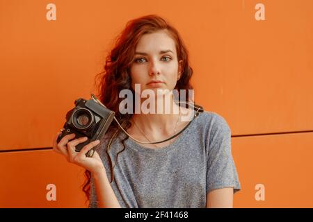 Ragazza teen con fotocamera d'epoca in mani. Ragazza adolescente meditativa con fotocamera d'epoca in mani Foto Stock