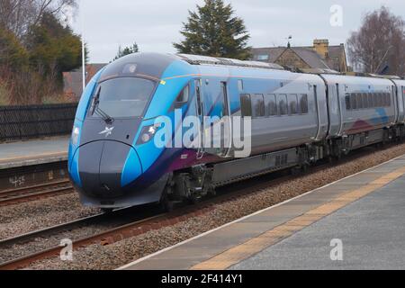 Treno Transpenine Express Azuma diretto attraverso la stazione di Church Fenton in North Yorkshire Foto Stock