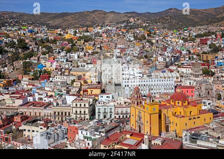 Vista aerea sul colorato centro della città di Guanajuato e la sua basilica, Messico centrale Foto Stock