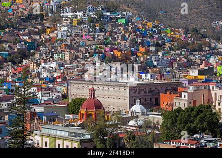 Vista aerea sul colorato centro della città di Guanajuato e l'Alhóndiga de Granaditas, ora Museo Regional de Guanajuato, Messico centrale Foto Stock