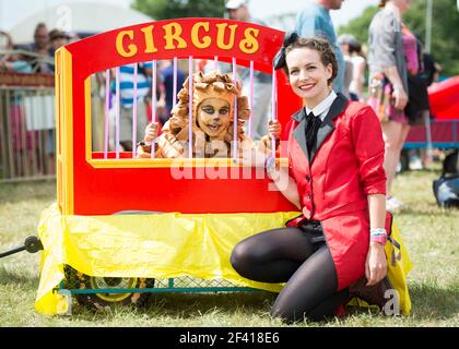 Festival goers in Circus a tema abito fantasia il giorno 2 del campo Bestival 2014, Lulworth Castello - Dorset Foto Stock