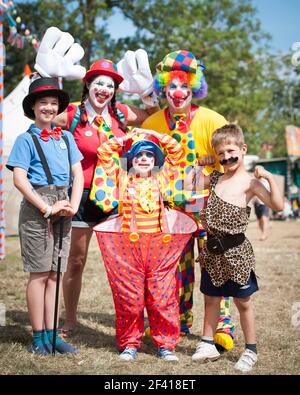 Festival goers in Circus a tema abito fantasia il giorno 2 del campo Bestival 2014, Lulworth Castello - Dorset Foto Stock