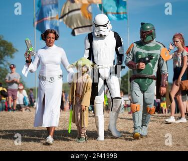 Festival goers in Star Wars vestito fantasia il giorno 3 del campo Bestival 2014, Castello di Lulworth - Dorset Foto Stock