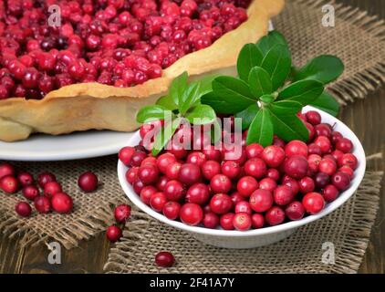 Perizoma maturo in ciotola e torta di bacca di mele, vista ravvicinata Foto Stock