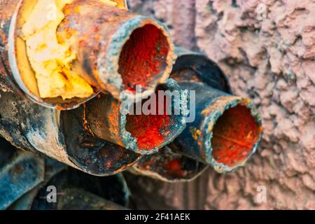 Primo piano dei vecchi tubi arrugginiti con ingombro di saldatura laterale. Primo piano di vecchi tubi arrugginiti Foto Stock