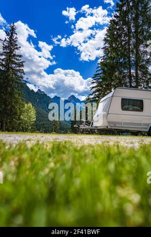 Vacanza per la famiglia in viaggio, viaggio vacanza in camper RV, Caravan auto vacanza. Natura Bella Italia paesaggio naturale delle Alpi. Foto Stock