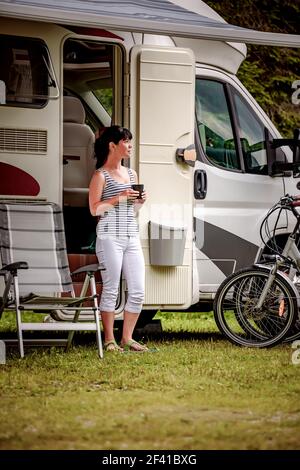 Vacanza per la famiglia in viaggio, viaggio vacanza in camper, caravan vacanza auto VR. Natura Bella Italia paesaggio naturale delle Alpi. Foto Stock