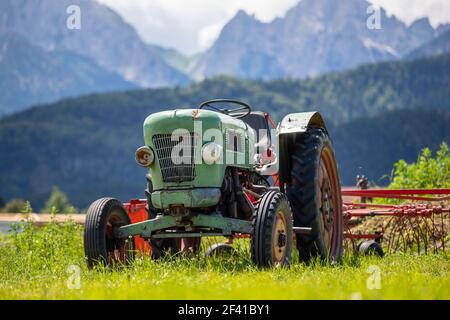 Vecchio trattore nelle praterie alpine Foto Stock