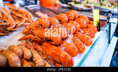 Vari frutti di mare sugli scaffali del mercato del pesce in Norvegia, Bergen Foto Stock