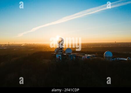 vista aerea sulla stazione di sorveglianza abbandonata durante l'alba Foto Stock