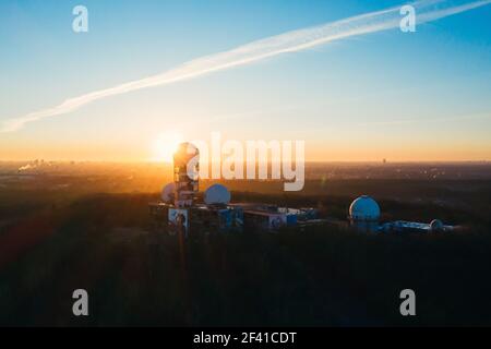 vista aerea sulla stazione di sorveglianza a berlino con alba in lo sfondo Foto Stock