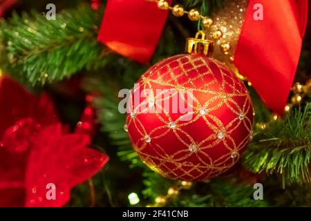 Red palla di Natale appeso su albero di Natale. Foto Stock