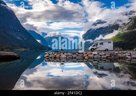 Vacanza per la famiglia travel RV, vacanza in camper, caravan auto vacanza. La bellissima natura della Norvegia paesaggio naturale. Foto Stock