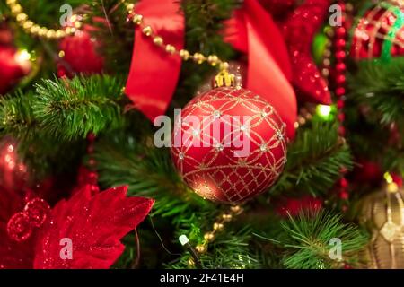Red palla di Natale appeso su albero di Natale. Foto Stock
