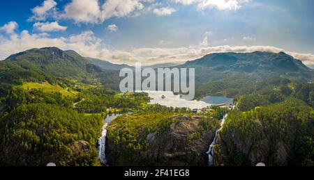 La bellissima natura della Norvegia paesaggio naturale. Panorama cascata Latefossen Odda Norvegia. Latefoss è un potente, doppia cascata. Foto Stock