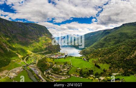 Aurlandsfjord città di Flam all'alba. La bellissima natura della Norvegia paesaggio naturale. Foto Stock