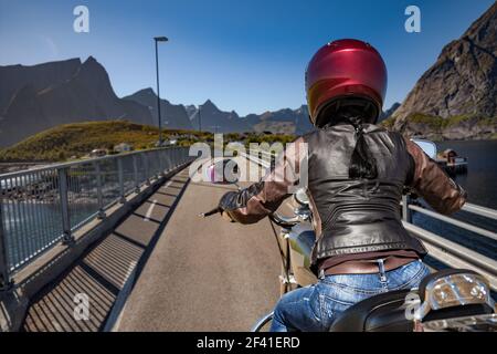 Biker girl corse su strada in Norvegia. Foto Stock