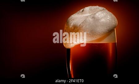 La birra lager si deposita nel bicchiere con un tappo bianco di schiuma Foto Stock