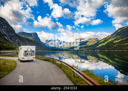 Vacanza per la famiglia travel RV, vacanza in camper, caravan auto vacanza. La bellissima natura della Norvegia paesaggio naturale. Foto Stock