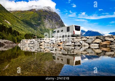 Vacanza per la famiglia travel RV, vacanza in camper, caravan auto vacanza. La bellissima natura della Norvegia paesaggio naturale. Foto Stock