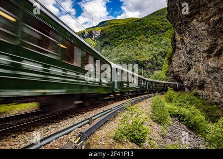 Flam Line (Flamsbana norvegese) è una lunga linea di turismo ferroviario tra Myrdal e Flam in Aurland, Norvegia. Foto Stock