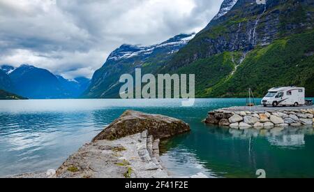 Vacanza per la famiglia travel RV, vacanza in camper, caravan auto vacanza. La bellissima natura della Norvegia paesaggio naturale. Foto Stock