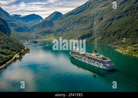 Nave da crociera, navi da crociera Liners sul fiordo di Geiranger, Norvegia. Il fiordo è uno dei siti turistici più visitati della Norvegia. Geiranger Fjord, un sito patrimonio dell'umanità dell'UNESCO Foto Stock
