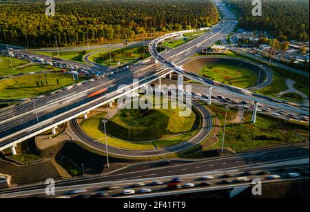 Vista aerea di una autostrada intersezione percorsi di traffico di Mosca. Foto Stock